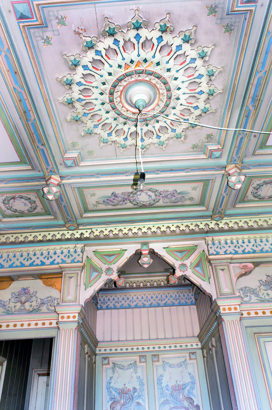 Poliashov house, interior. Upper landing, ceiling ornament. May 29, 2016