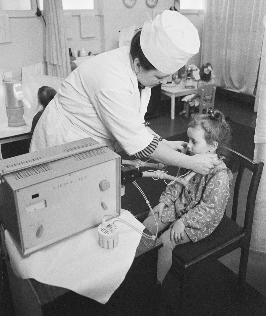 Eine Therapeutin behandelt ein Kind, 1989.
