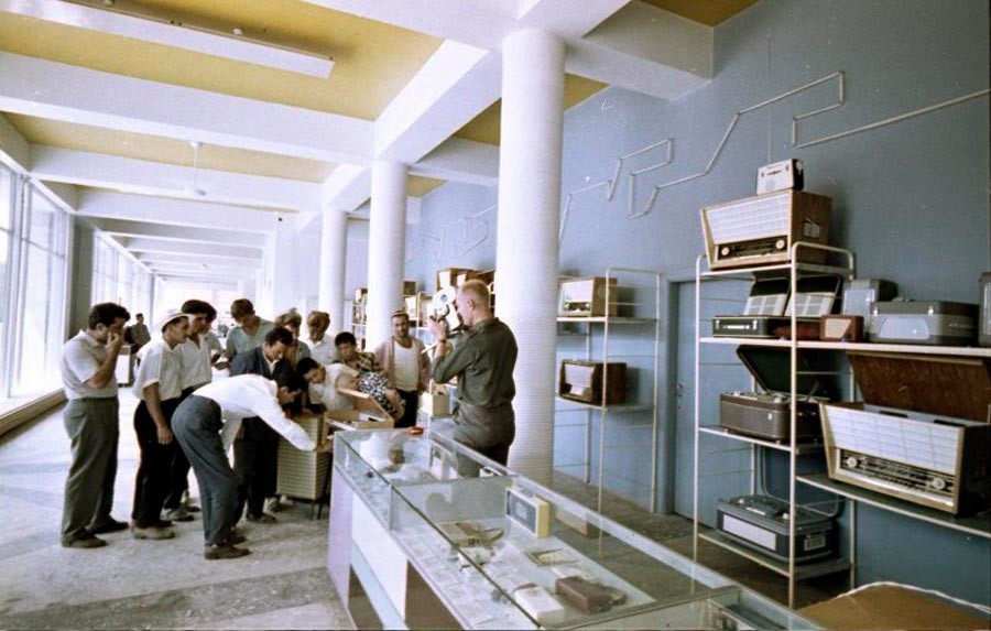 V trgovini z radijsko opremo, 1963-1965
