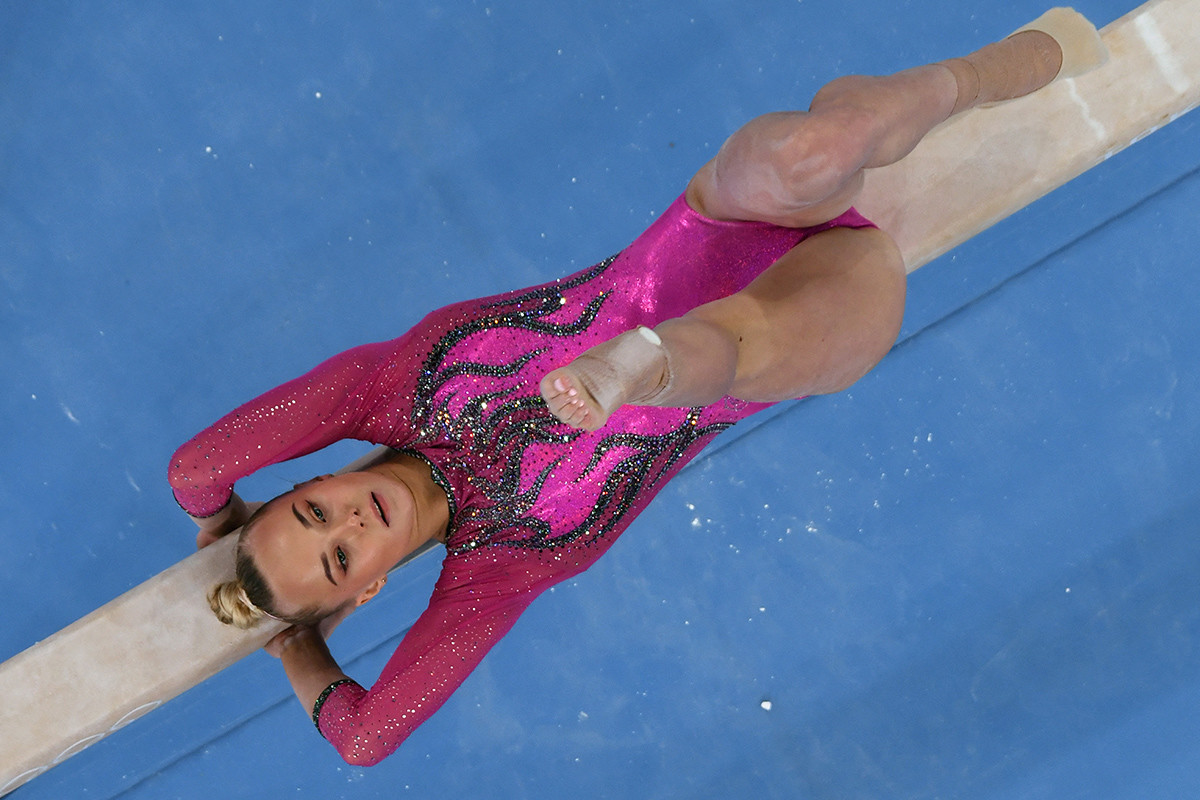  Anguelina Mélnikova compite en la prueba de barra de equilibrio de la final de gimnasia artística femenina de 'all-around' durante los Juegos Olímpicos de Tokio 2020. 