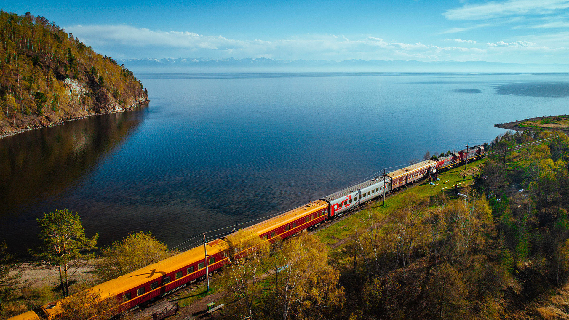Transsibirska železnica ob Bajkalskem jezeru.