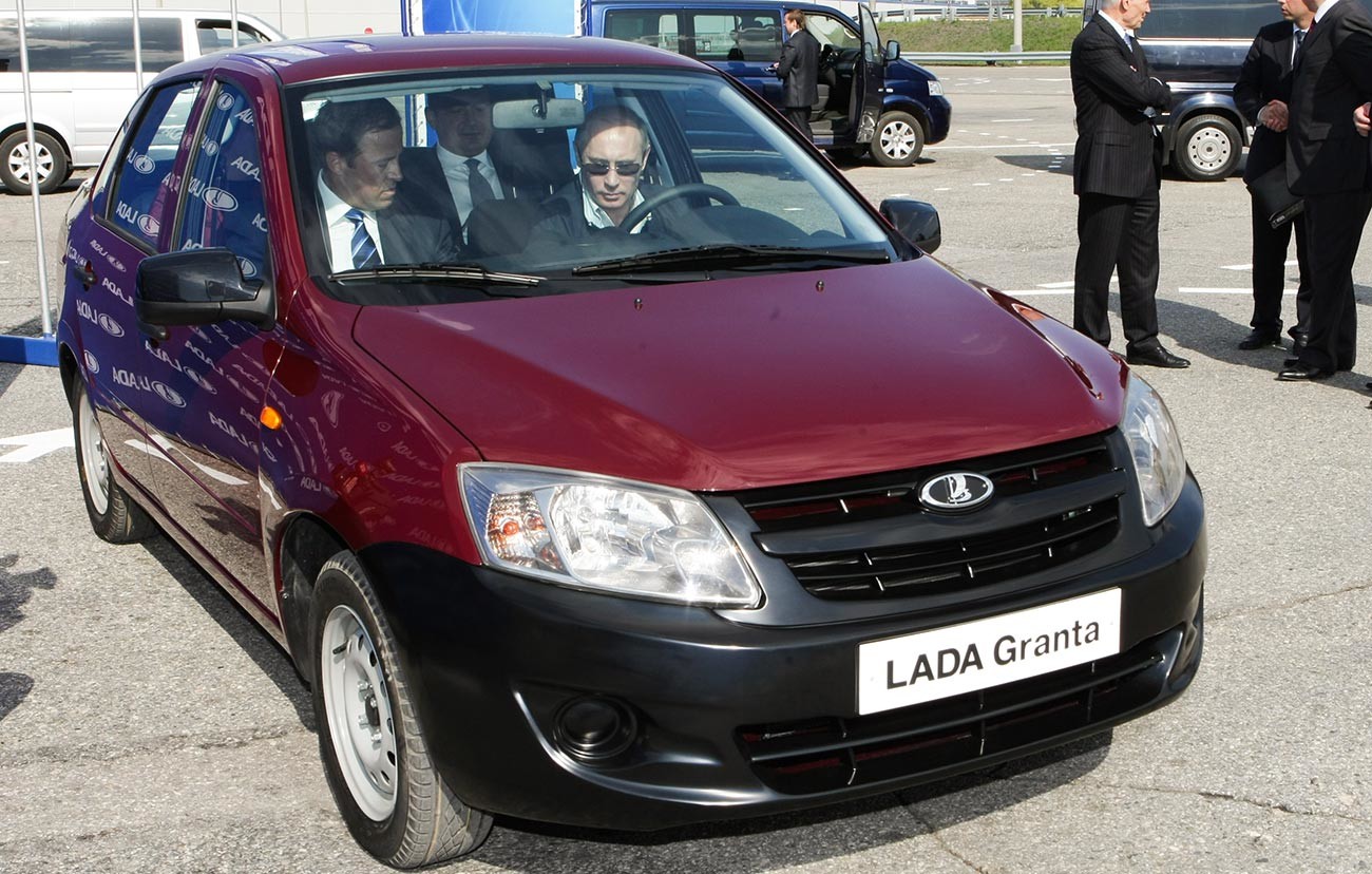 Владимир Путин тестира економични аутомобил Lada Granta приликом посете фабрици АвтоВАЗ.