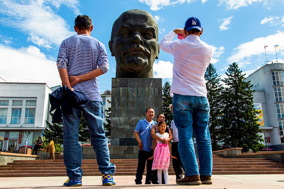 Ulan Ude, pred spomenikom Lenina.