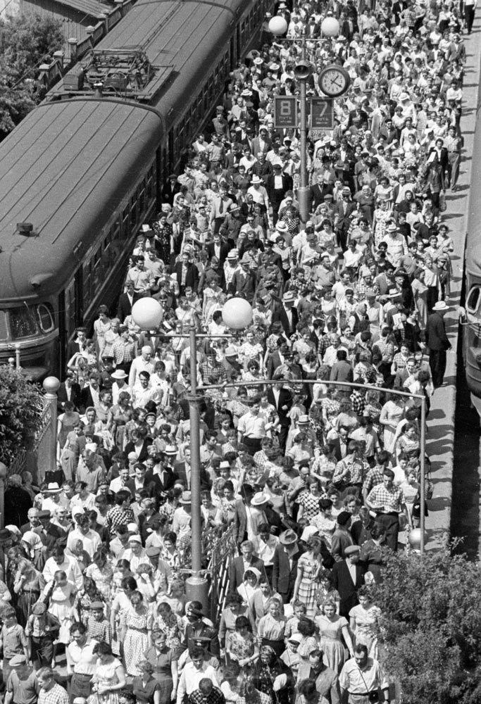 Пассажиры на платформе Ярославского вокзала, 1961. В таких толпах карманникам настоящее раздолье – и 