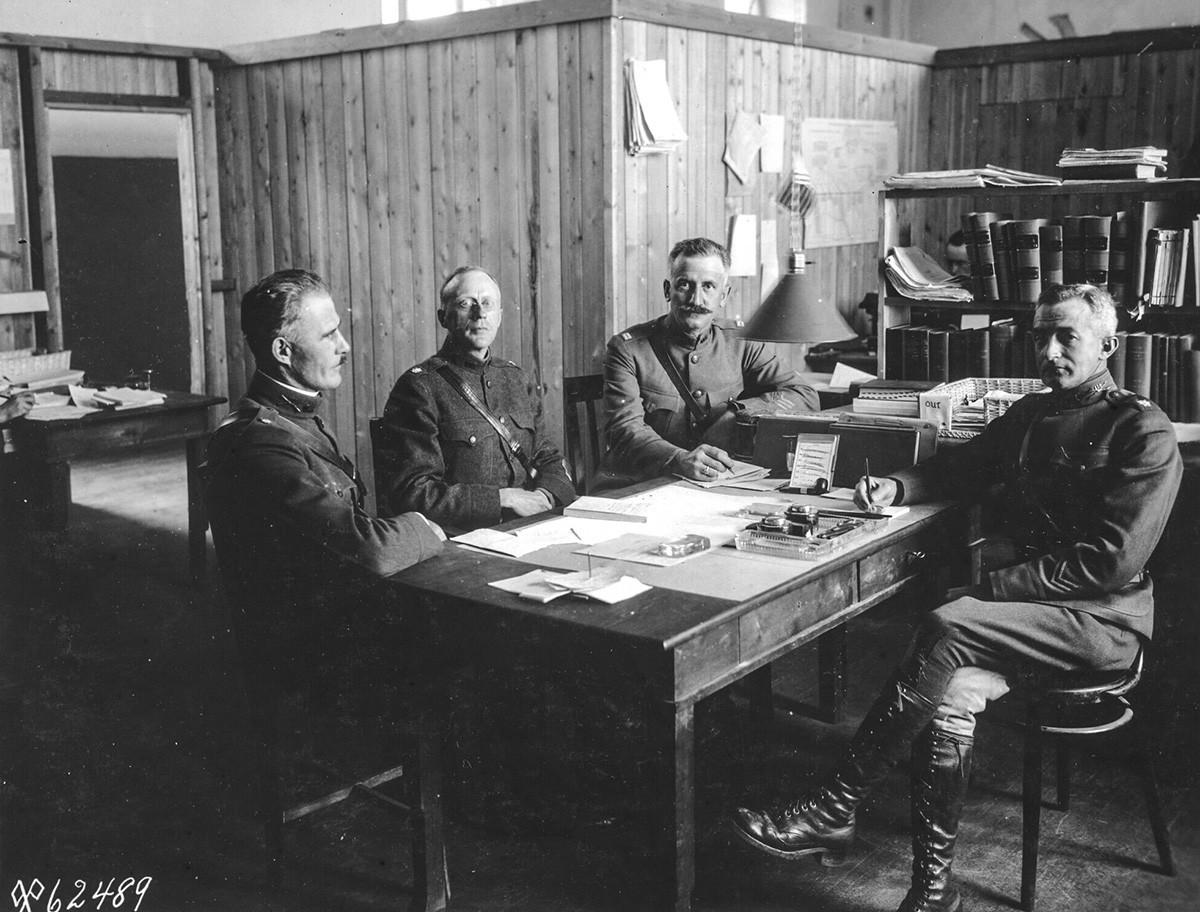 Офицери на сојузничкиот експедициски корпус во Архангељск во 1919 година.
