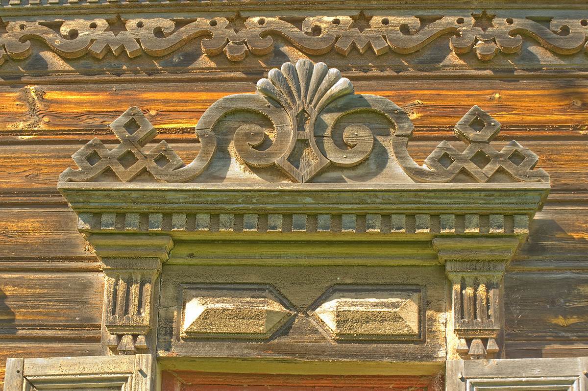 Maison Poliachov. Façade sud, rez-de-chaussée, fenêtre à fronton