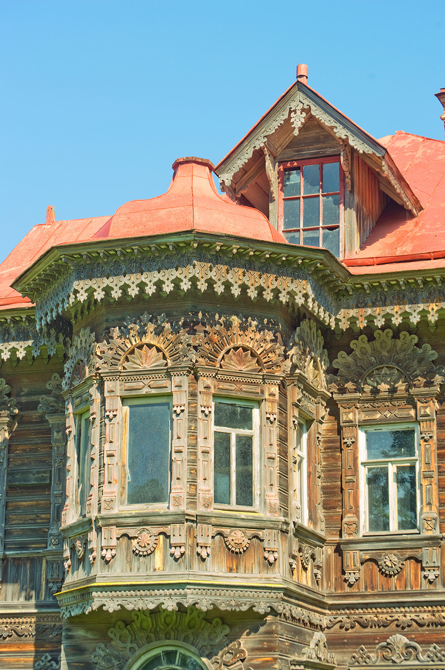 Maison Poliachov. Façade ouest, baie avec encadrements de fenêtres décoratifs