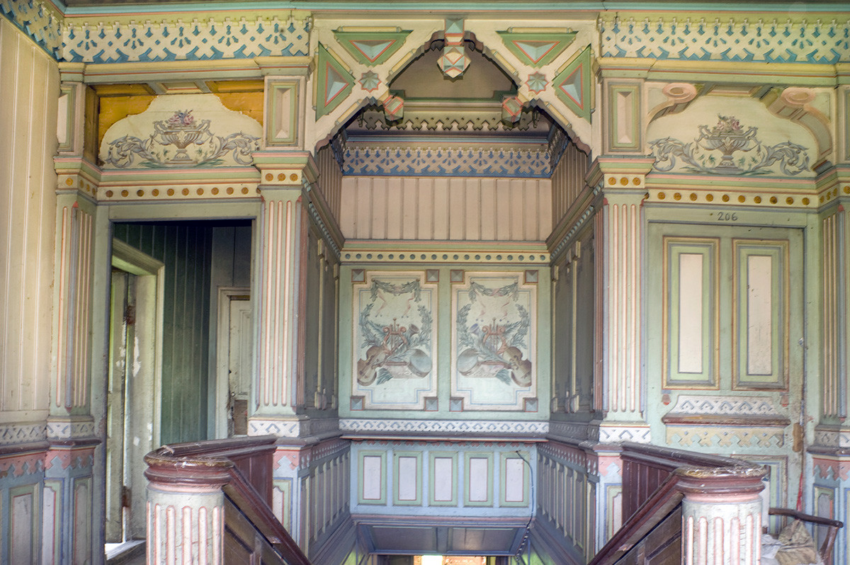 Maison Poliachov, intérieur. Palier supérieur avec ornementation sculptée et papier peint.