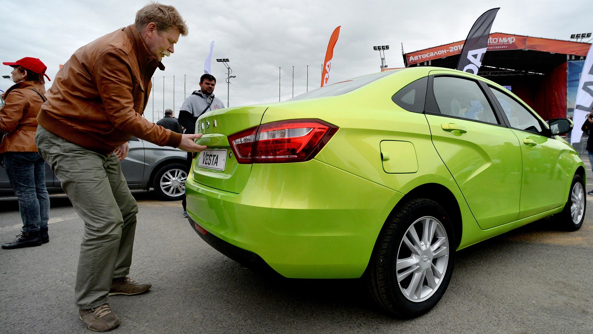 Automobil Lada Vesta na sajmu automobila 2016. na centralnom trgu Vladivostoka. 