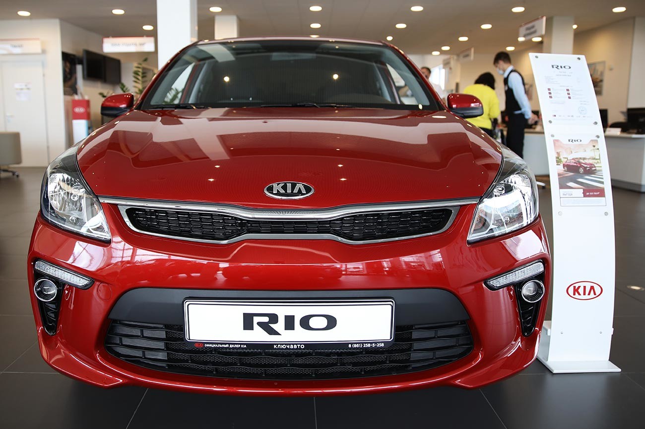 Automobil Kia Rio u izložbenom salonu 