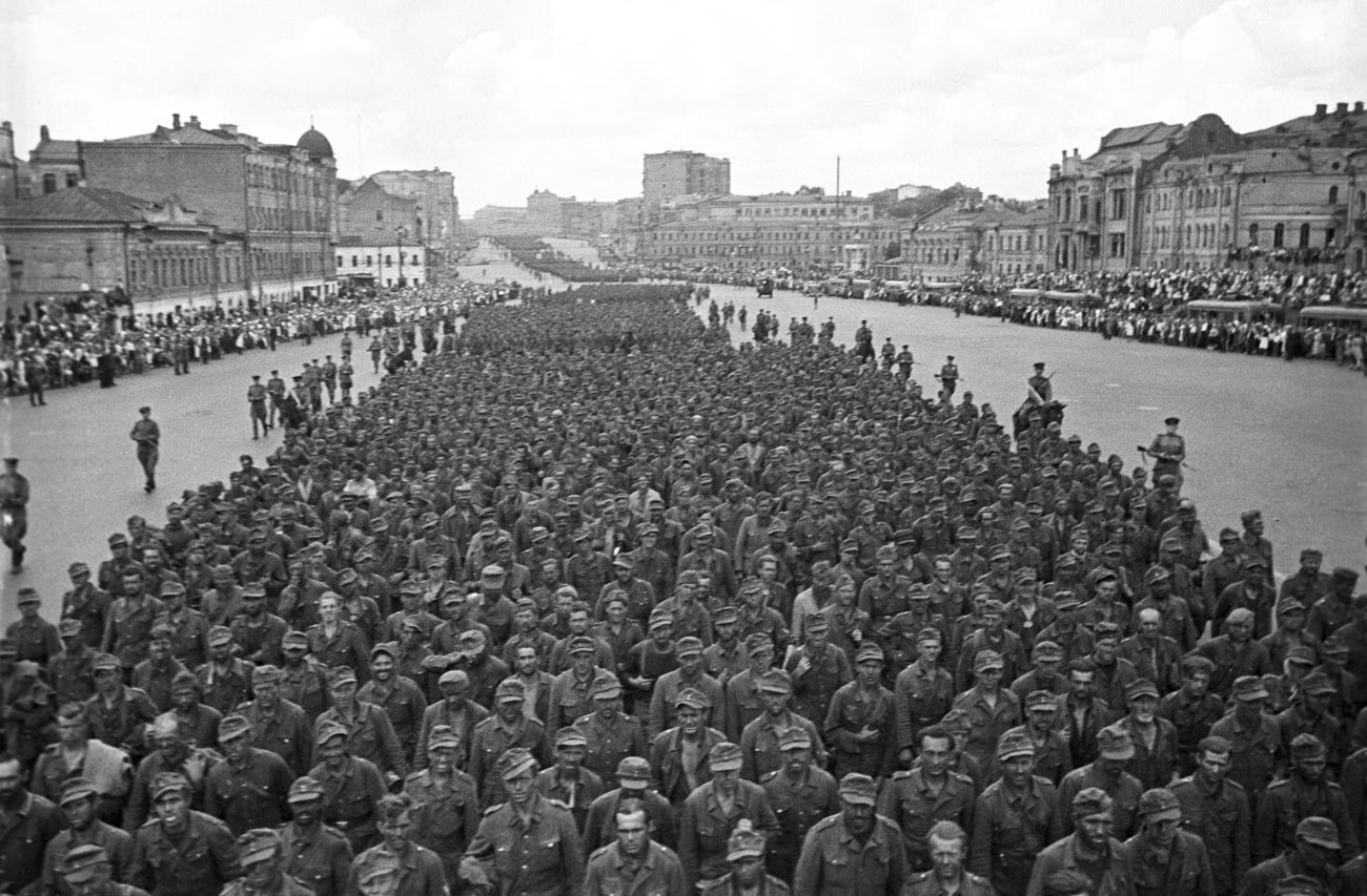 1944年7月17日。モスクワのサドーヴォエ環状道路で行進するドイツ人捕虜