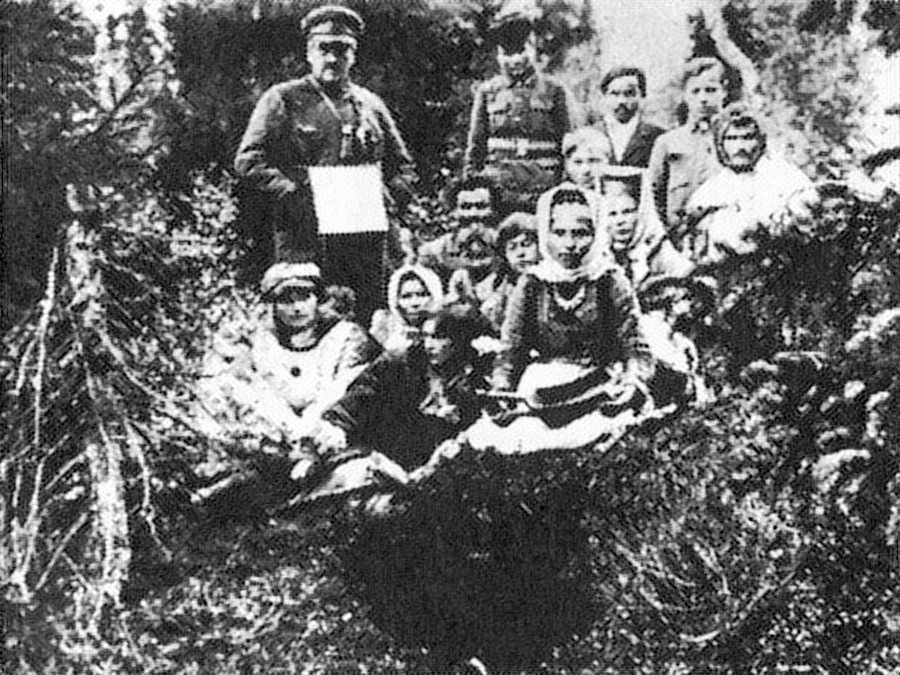 А. В. Барченко (горе вляво) с членове на експедицията до езерото Ловозеро при 