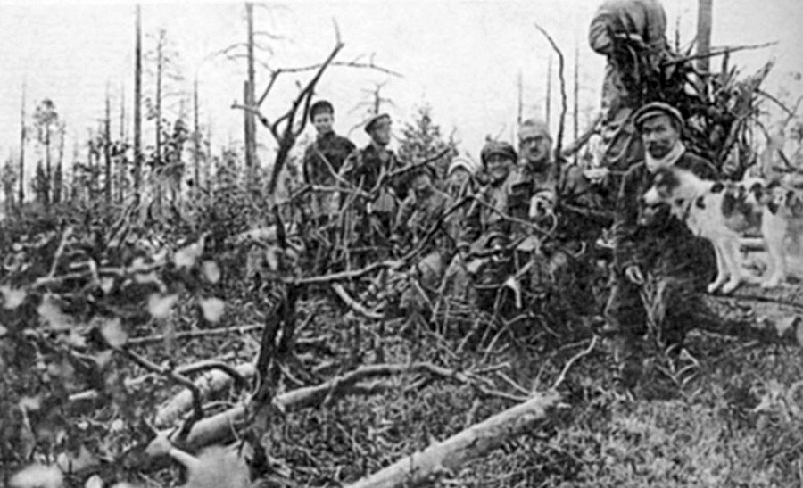 Laplandska ekspedicija A. V. Barčenko (1922). S desna nalijevo: Laponac vodič, A. V. Barčenko, N. Barčenko, L. N. Šišelova-Markova, J. V. Strutinska.