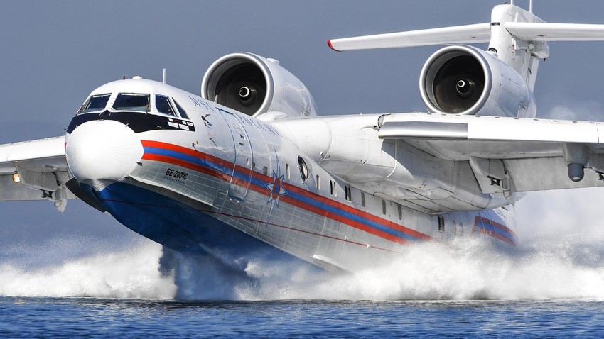 Das Mehrzweck-Amphibienflugzeug Be-200ES während der Entwicklung der Interaktion der russischen Luftfahrt des Ministeriums für Notfälle mit Boden- und Seenotrettungsdiensten in Primorje.