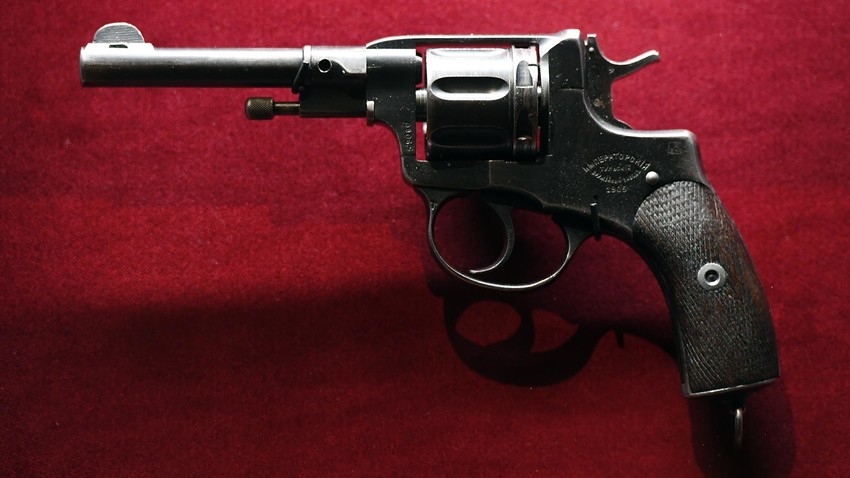 Револвер система Наган (узорак из 1895.) на изложби „Александар III. Миротворац“ у Државном историјском музеју у Москви.