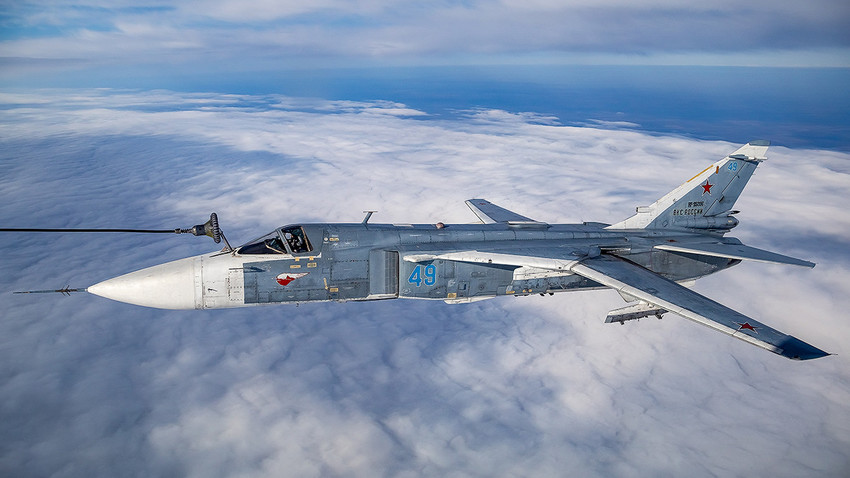 Sukhoi Su-24 melakukan pengisian bahan bakar di udara.