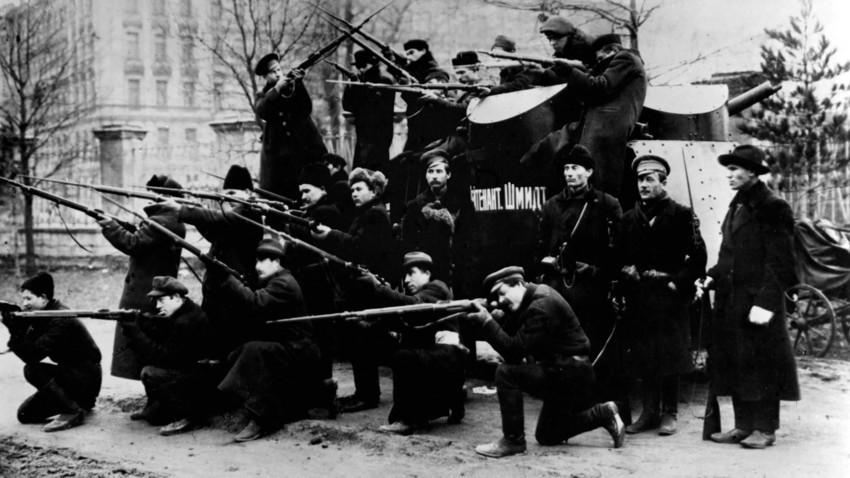 Buruh revolusioner berdiri melawan tentara Pemerintahan Sementara, Petrograd, 1917.