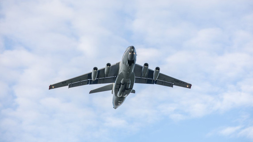 Pesawat Il-76 mengudara.