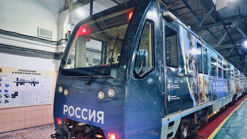 Nov vlak "Potovanje po Rusiji" v moskovskem metroju.