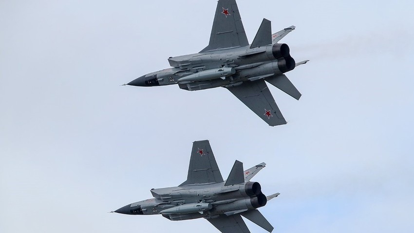 МиГ-31 вооружени со ракети „Кинжал“

