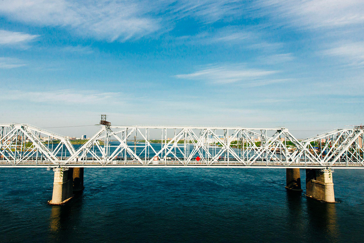 Jembatan kereta api di atas Sungai Yenisei di Krasnoyarsk.