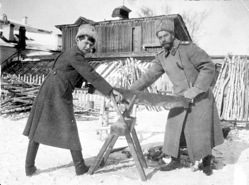Царевич Алексей и Николай II режат дърва, зимата на 1917-1918