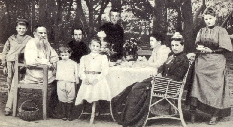 Толстой с семьей в Ясной Поляне, 1892