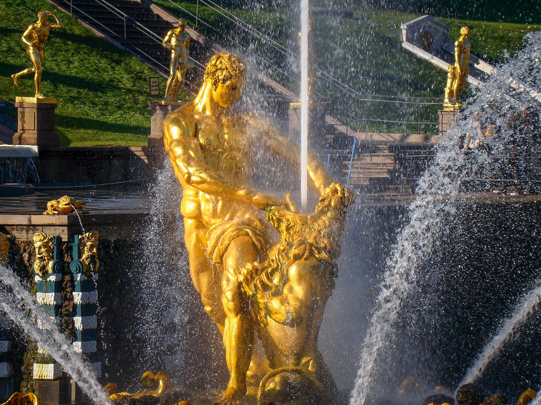 Una estatua repilica de Sansón realizada en 1947
