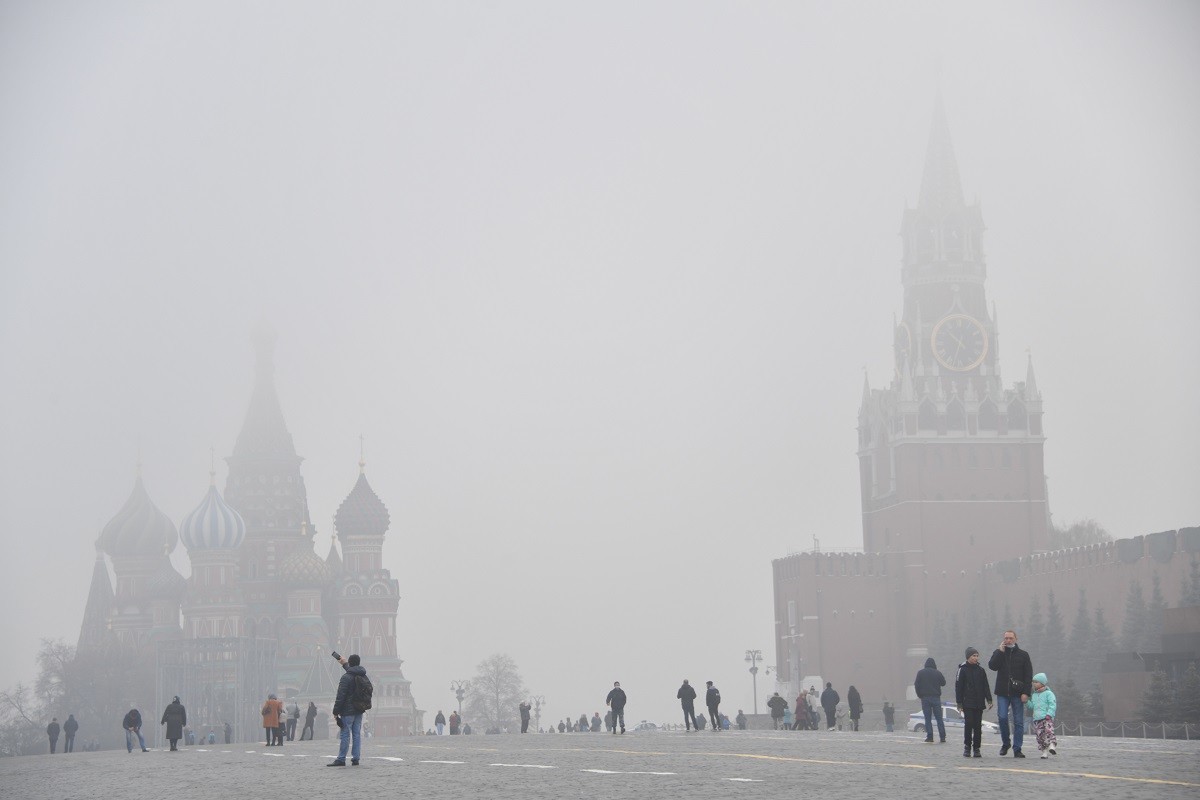 Правда ли что москву. В Москве туман красный. Туман в Москве 2 ноября. Туман в Москве 2021. Туман в Москве 2021 МГУ.