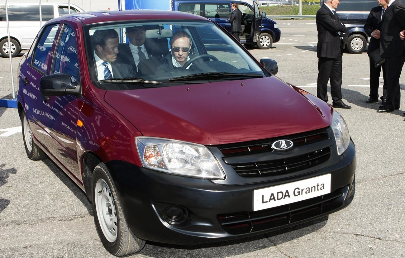 Владимир Путин го тестира економичниот автомобил Лада Гранта за време на посетата на фабриката АвтоВАЗ.
