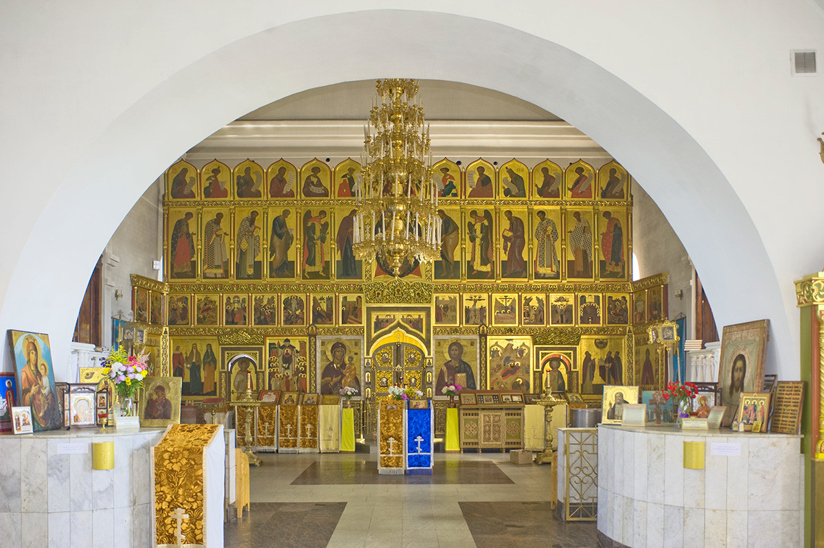 Église de la Nativité du Christ. Intérieur, vue vers l'est depuis le vestibule vers l’iconostase. 10 août 2015. 