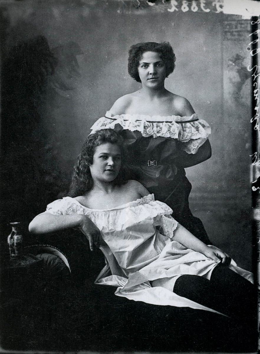 The Gustov sisters cabaret singers