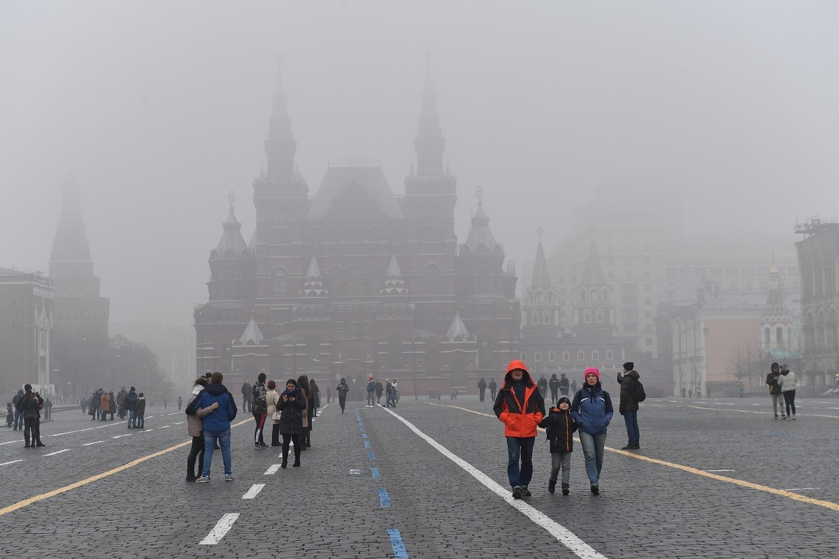 Москва 2 фото. Кремль в тумане. Красная площадь в тумане. Туман в Москве. Москва в тумане вид на Кремль.