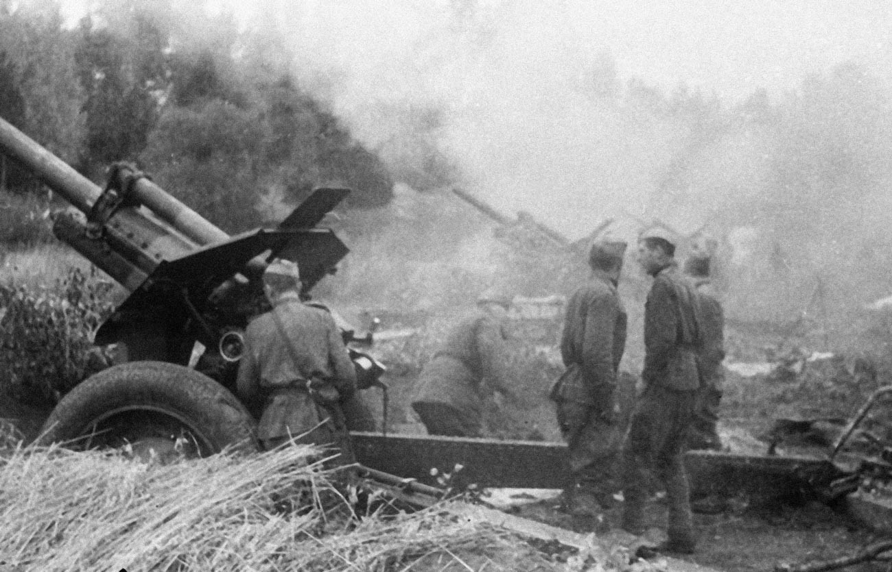 Während des Großen Vaterländischen Krieges feuern sowjetische Artilleristen auf deutsche Stellungen. Lettland.