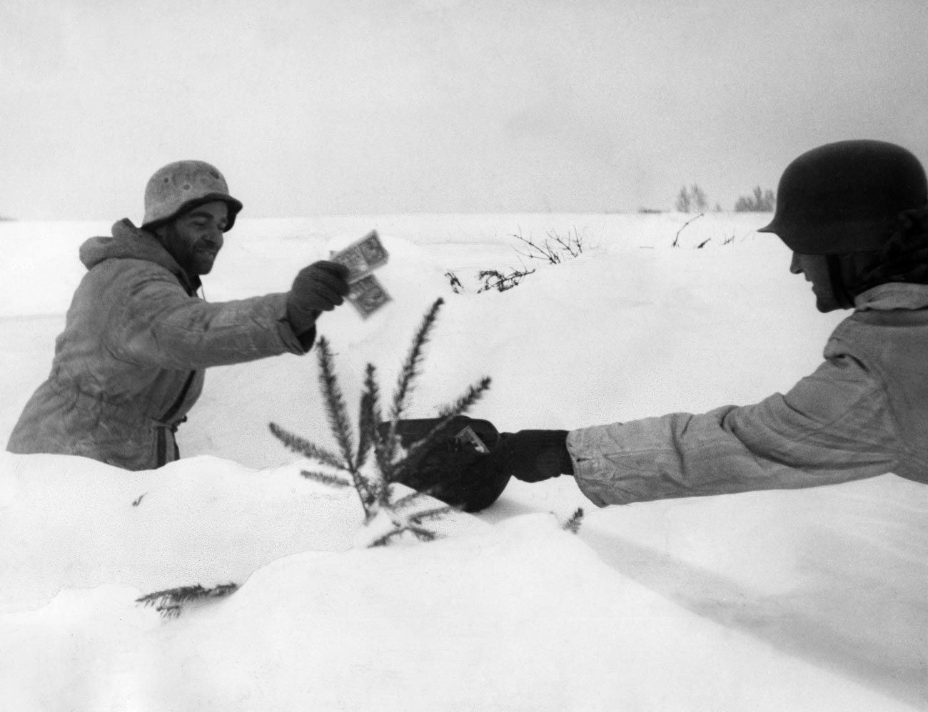Zweiter Weltkrieg Schlacht um Kurland Zwei Mitglieder einer dänischen Einheit der Waffen-SS in Kurland, Sowjetunion, wo sie an der Schlacht um Kurland teilnahmen - Februar 1945.