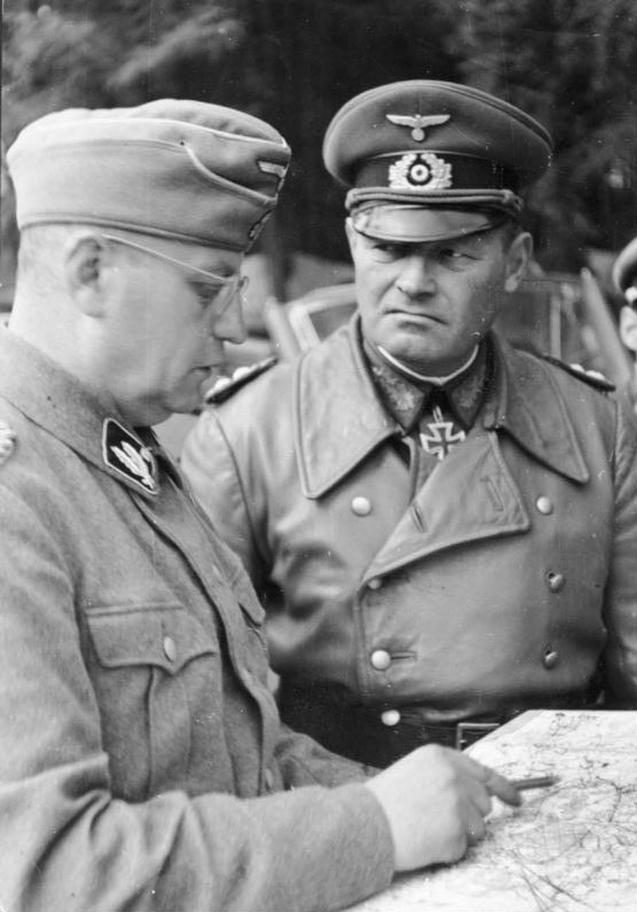 Generaloberst Erich Hoepner (v.r) mit dem Kommandeur der SS-Brigade bei einer Besprechung.