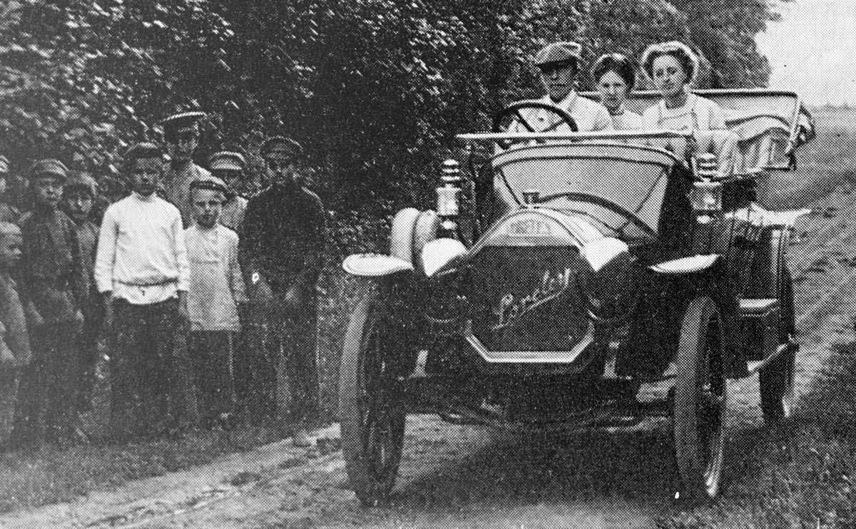 Sergei Rachmaninoff and his relatives in Tambov Region in 1912.