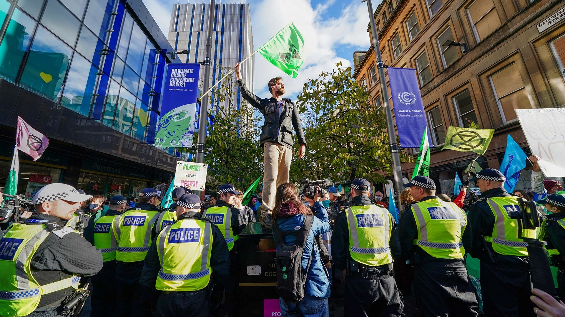 Полиција и демонстранти на протесту „Побуна против изумирања“ у Улици Бјукенан током самита COP26 у Глазгову.