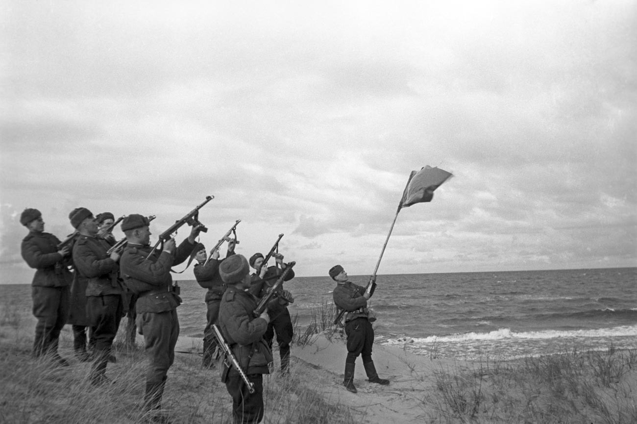 Feu d'artifice en l'honneur de la sortie des troupes soviétiques vers la Baltique, octobre 1944