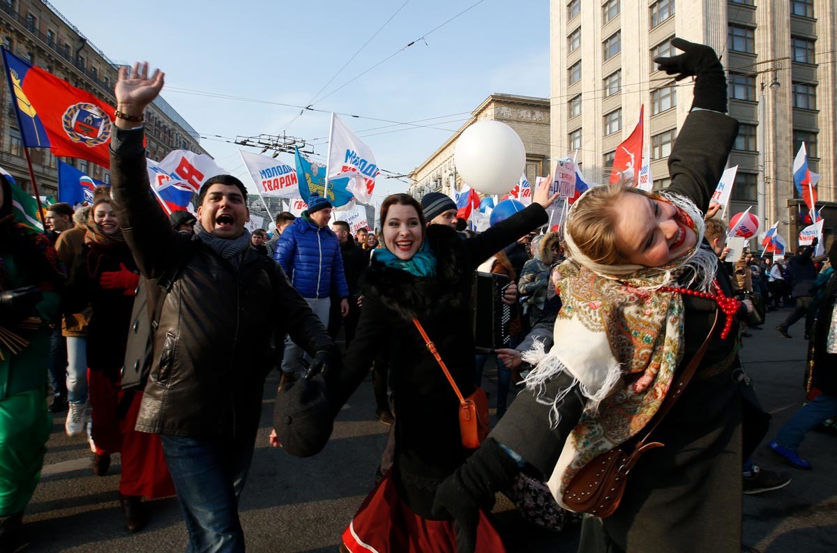 Die Menschen tanzen, während sie am 4. November 2014 am Tag der Nationalen Einheit in Moskau an einer Demonstration teilnehmen. Russland begeht am 4. November den Tag der Nationalen Einheit, um die Niederlage der polnischen Invasoren im Jahr 1612 zu feiern.