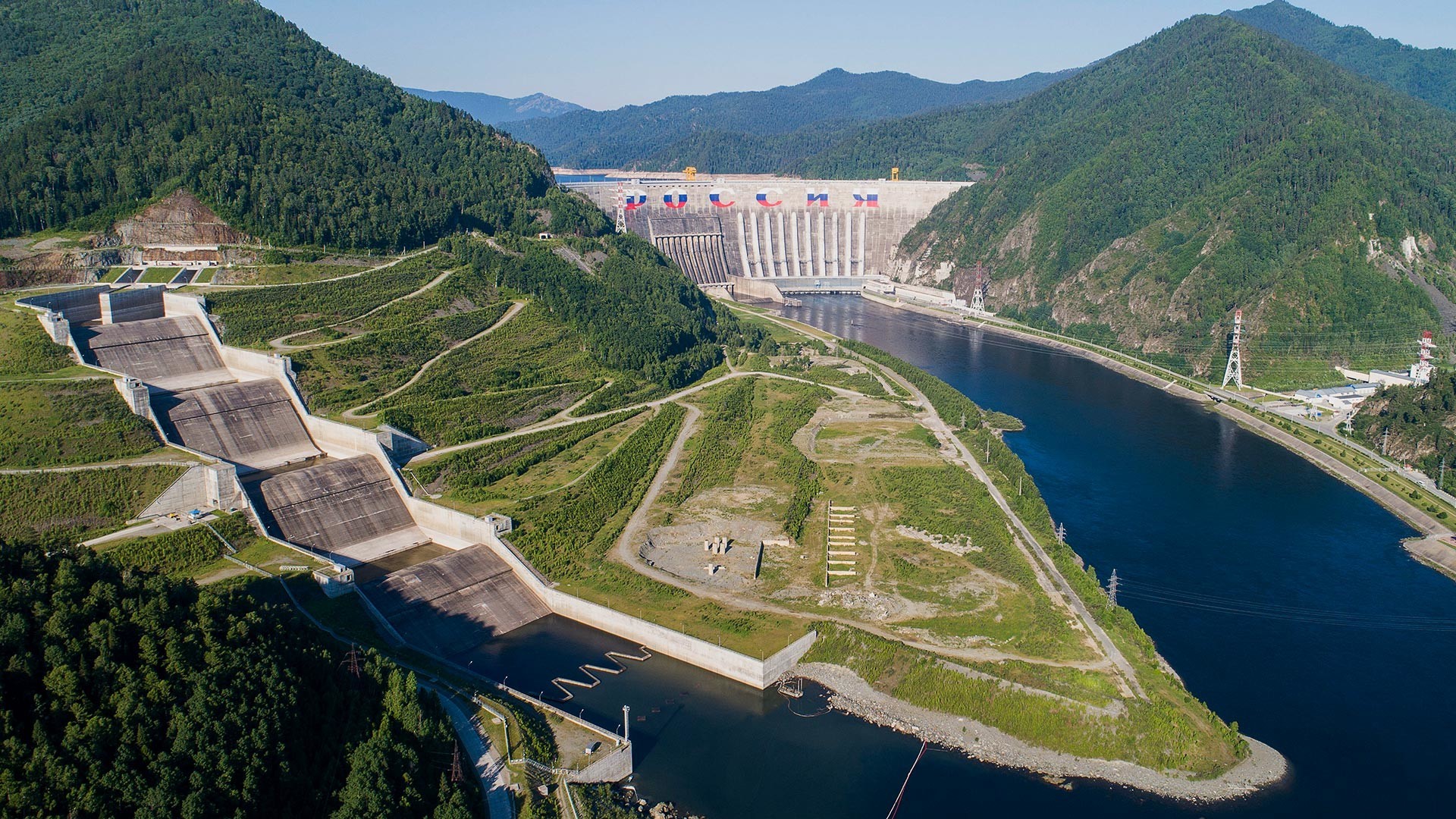 Сајано-Шушенската хидроелектрана на реката Енисеј.
