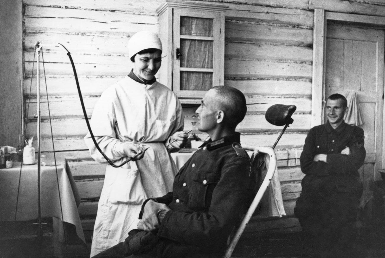 Propaganda iz sovjetskega taborišča za ujetnike, 1943. V zobozdravniški ordinaciji taborišča št. 165. Doktor S.A.Bunimovič, pacient je nemški podčastnik Stefan Schulte.
