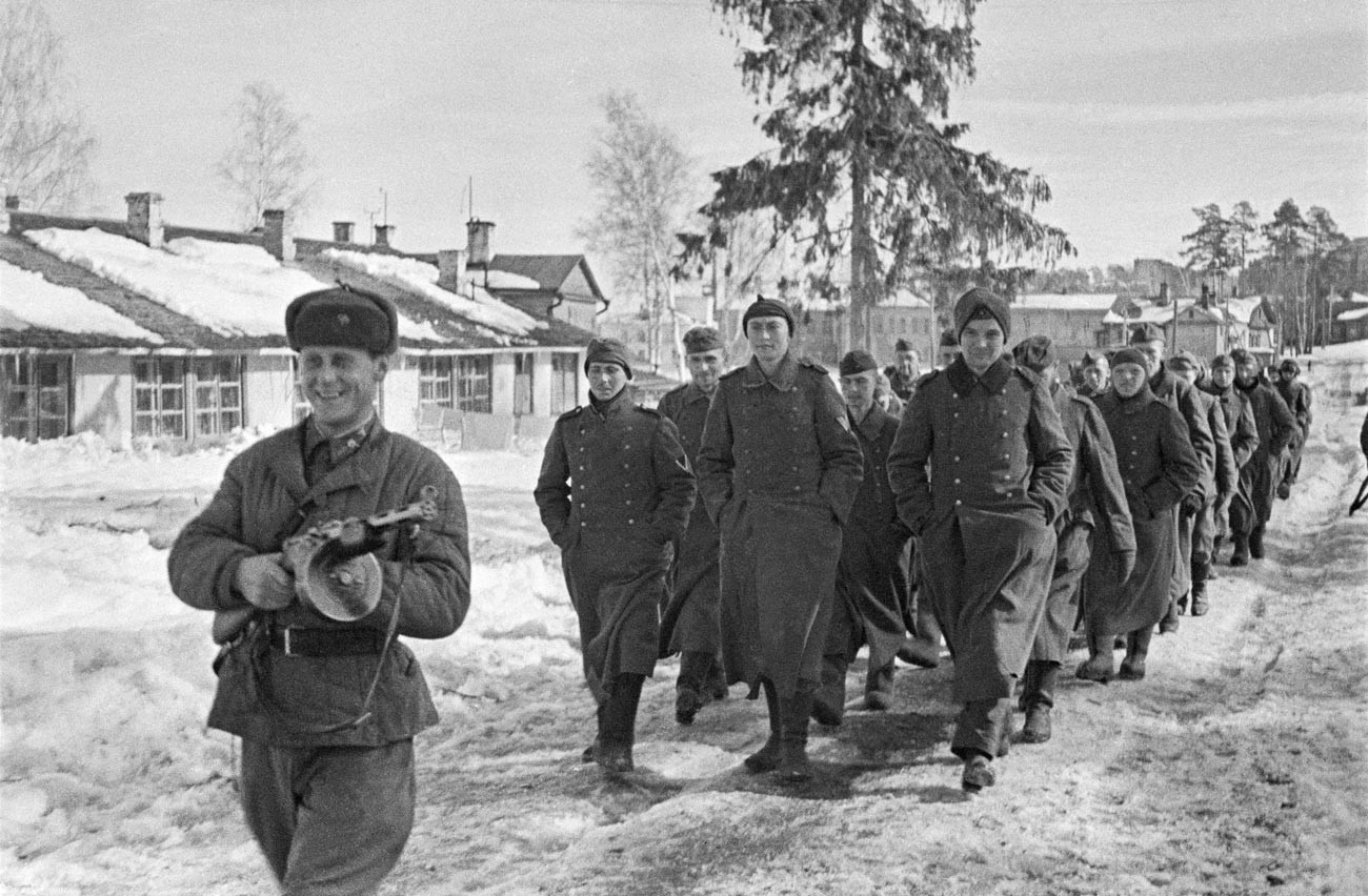 December 1941, Moskovska regija. Sovjetski vojaki spremljajo kolono ujetih nemških vojakov.
