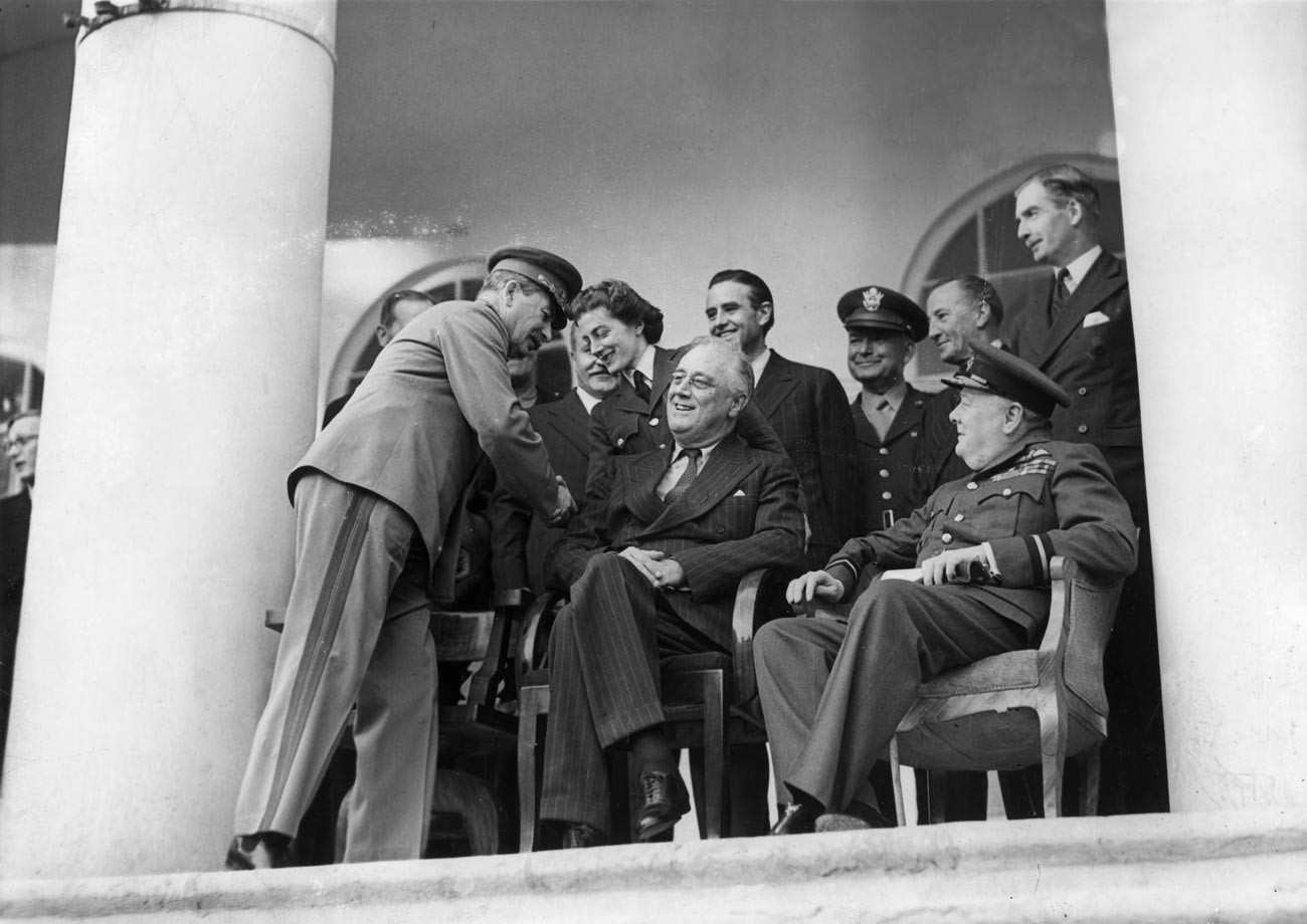 7. december 1943: Franklin Delano Roosevelt, Winston Churchill in Josif Stalin med konferenco v Teheranu. Stalin se rokuje s Sarah Churchill.
