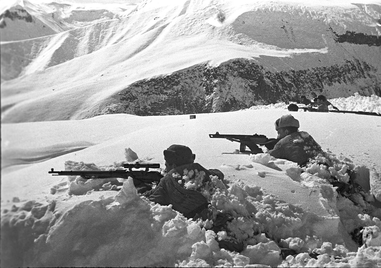 Des soldats soviétiques défendent l'un des cols du Caucase, décembre 1942
