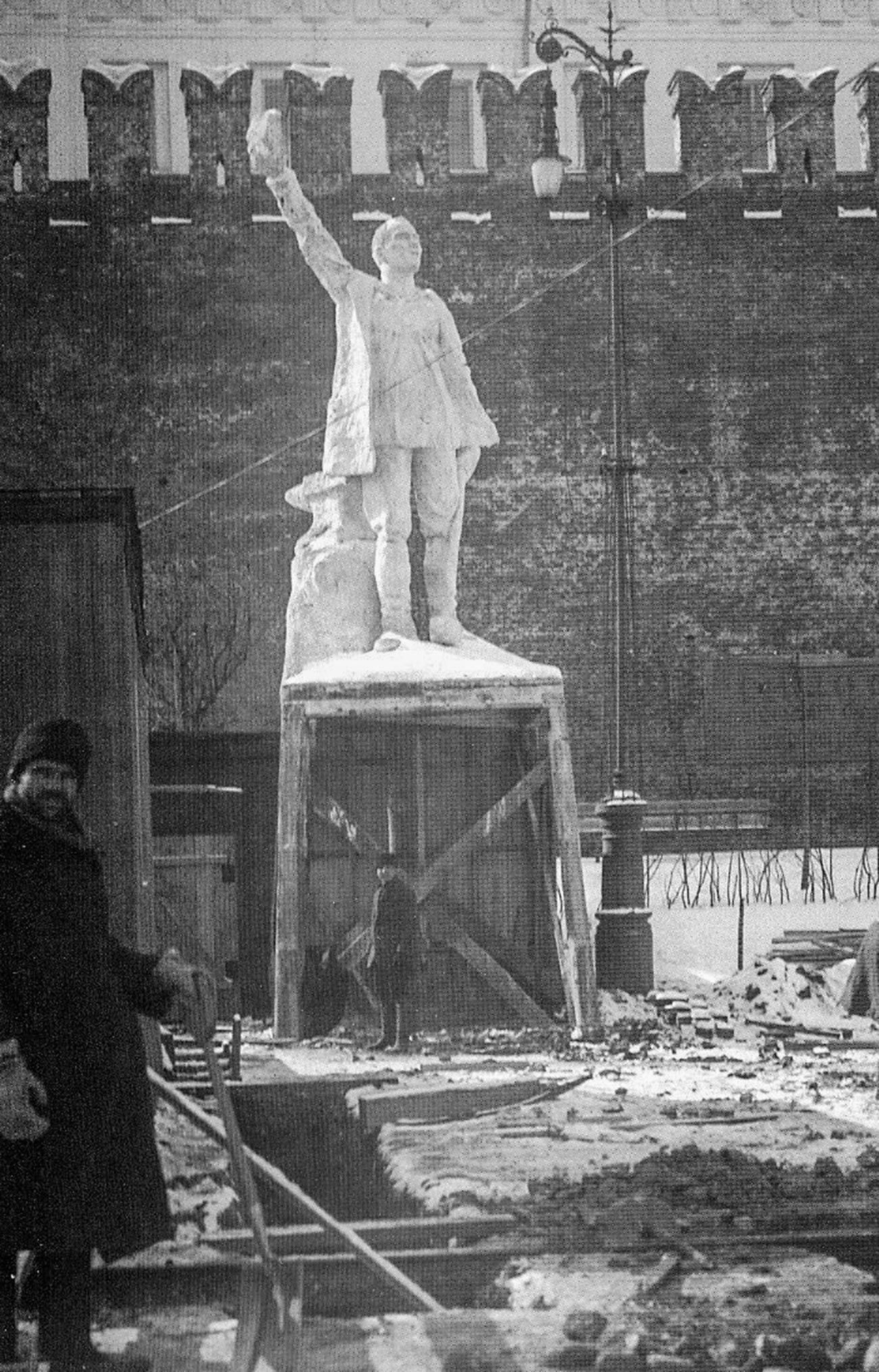 Spomenik delavcu pred njegovim uničenjem.
