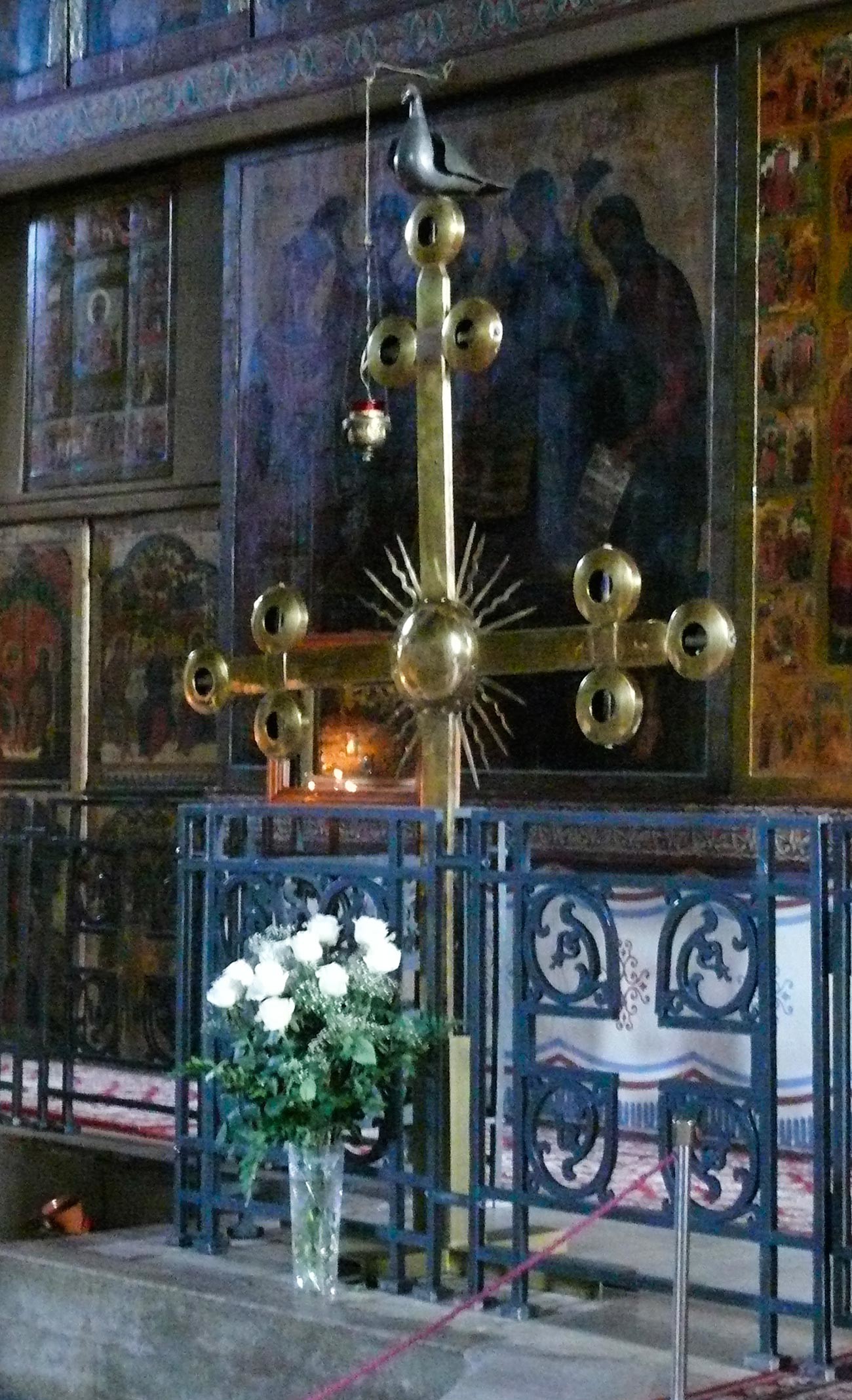 Das ursprüngliche Kreuz mit einer Taube, das die Kathedrale vor dem Zweiten Weltkrieg krönte.