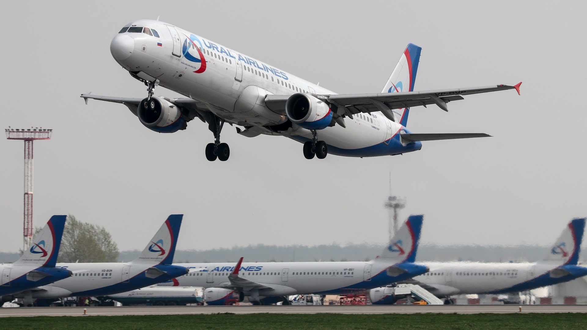 Un avion de ligne Airbus A321 de la compagnie russe Ural Airlines quitte l'aéroport de Moscou-Domodedovo, en Russie.