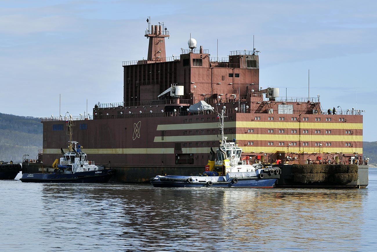 Plavajoča jedrska elektrarna v Murmansku, preden je dobila novo zunanjo podobo.