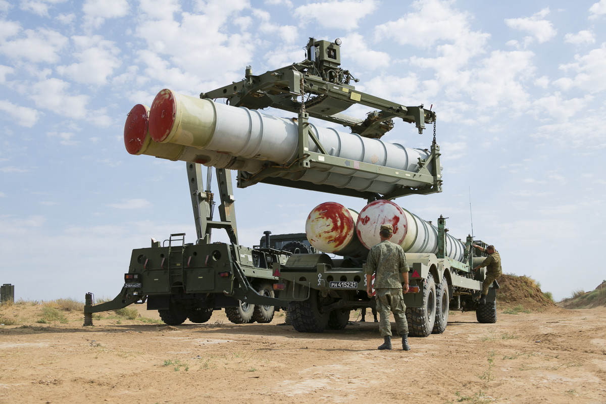 Возило за транспорт и пуњење система С-400 и С-300. Снимљено је за време маневара јединица ПВО оружаних снага земаља-учесница уједињеног система ПВО Заједнице независних држава „Боевое содружество 2017“ 5. септембра 2017. године.